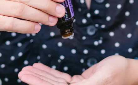 Hände mit Ölflasche